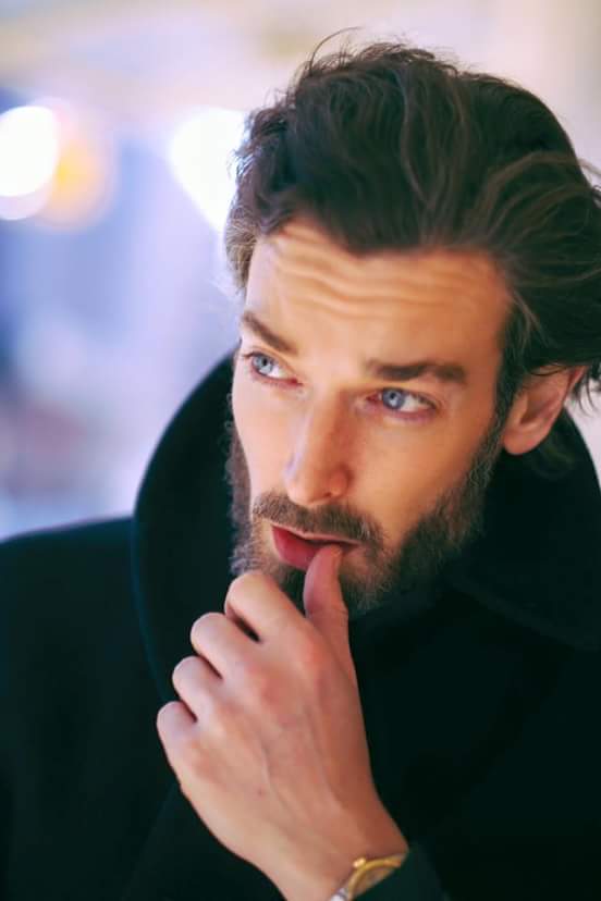 Georgian poet Shota Rustaveli and a British model – Intriguing look-alikes? geotv.ge